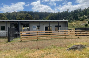 Acacia Hills Retreat, Acacia Hills